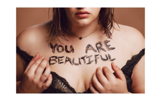 Cette image est pour soutenir les femmes qui n'ont pas confiance en elles à cause des remarques