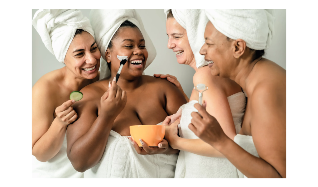 Elles s'amuse ensemble dans une salle de bain. Elles n'ont rien sur leur poitrine.