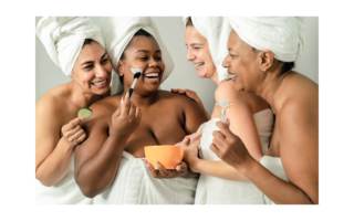 Elles s'amuse ensemble dans une salle de bain. Elles n'ont rien sur leur poitrine.