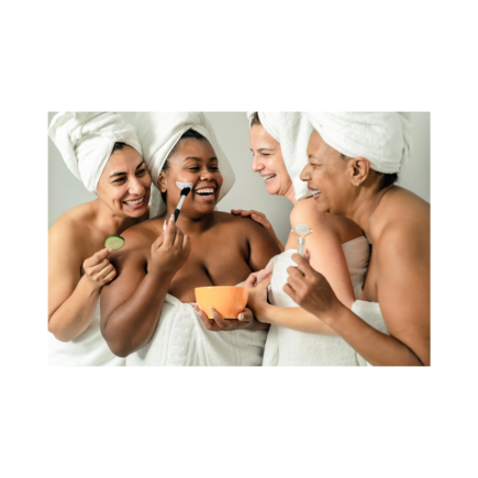 Elles s'amuse ensemble dans une salle de bain. Elles n'ont rien sur leur poitrine.