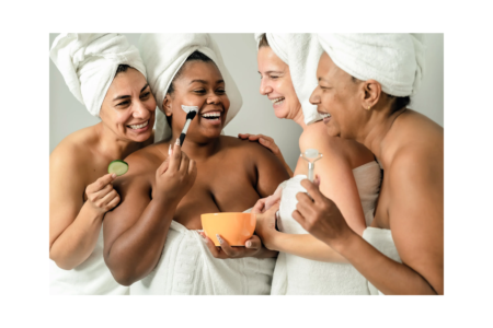 Elles s'amuse ensemble dans une salle de bain. Elles n'ont rien sur leur poitrine.